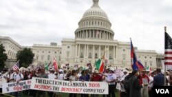 ពលរដ្ឋខ្មែរនៅរដ្ឋធានីវ៉ាស៊ីនតោន សហរដ្ឋអាមេរិក បានធ្វើបាតុកម្មប្រឆាំងនឹងការបោះឆ្នោតនៅកម្ពុជា ដោយចាត់ទុកការបោះឆ្នោតនេះជាការបោះឆ្នោតក្លែងក្លាយ។ (យូ សុធារី/VOA)