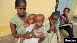 (የ34 ዓመቷ ፀጋይ ኪዳይ ተፈናቃይ ስትሆን አምስት ልጆቿን ያለ አባት ይዛ፤ በኢትዮጵያ ትግራይ ክልል ንበለት ውስጥ እ.አ አ
ሐምሌ 11, 2021)