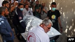 El cuerpo de uno de los voluntarios de World Central Kitchen es transportado fuera de la morgue de un hospital en Rafah, en el sur de la Franja de Gaza, el 3 de abril de 2024, dos días después de que un convoy de la ONG fuera atacado por drones israelíes.