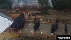 ကချင်ပြည်နယ် ဖားကန့်မြို့နယ် လယ်ပြင်ကျေးရွာရှိ ဝတ်ပြုသည့် အဆောက်အဦးကို မီးရှို့ ဖျက်ဆီးခံရပြီးနော်ကပိုင်း လုံခြုံရေး ယူထားသည့် အခြေအနေကို တွေ့ရစဉ်။ ဓါတ်ပုံ - (MOI Web Portal)