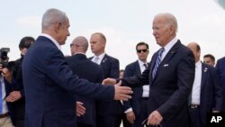 Presiden Amerika Serikat (AS) Joe Biden disambut Perdana Menteri Israel Benjamin Netanyahu saat tiba di Bandara Internasional Ben Gurion, di Tel Aviv, Rabu, 18 Oktober 2023. (Foto: Evan Vucci/AP Photo)