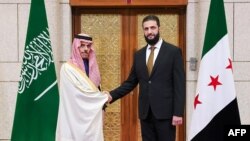 احمد الشرع، رهبر سوریه (راست) و شهزاده فرحان، وزیر خارجهٔ عربستان سعودی 