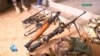 Des armes qui semblent avoir été saisies par l'armée à Bamako auprès d'un groupe jihadiste lié à Al-Qaïda qui a revendiqué l'attaque d'un aéroport militaire et d'un centre de formation à Bamako le 17 septembre 2024. (Photo ORTM / AFP)