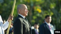 រូបឯកសារ៖ ព្រះមហាក្សត្រ​នៃ​កម្ពុជា ព្រះ​ករុណា​ព្រះបរមនាថ​ នរោត្តម​ សីហមុនី​​ បានមកដល់​​វិមានឯករាជ្យ​កាលពី​ព្រឹក​ថ្ងៃទី​០៩ វិច្ឆិកា២០១៨​ដើម្បី​ប្រារព្ធ​ពិធី​បុណ្យ​ឯករាជ្យ​ជាតិ​ក្នុង​រាជធានី​ភ្នំពេញ ប្រទេស​កម្ពុជា។(ទុំ ម្លិះ/VOA)