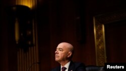 El secretario de Seguridad Nacional de Estados Unidos, Alejandro Mayorkas, hace una pausa mientras testifica en una audiencia del Senado sobre 'Supervisión del Departamento de Seguridad Nacional', en el Capitolio, en Washington DC, el 16 de noviembre de 2021.
