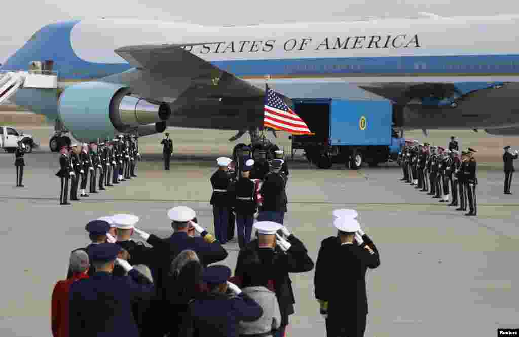 A U.S. military honor guard carries the flag-draped casket of former President George H.W. Bush to "Special Air Mission 41," one of the Air Force One planes flown by President Bush when he was in office, to depart Washington for further services and burial in Texas from Joint Base Andrews, Maryland, Dec. 5, 2018.