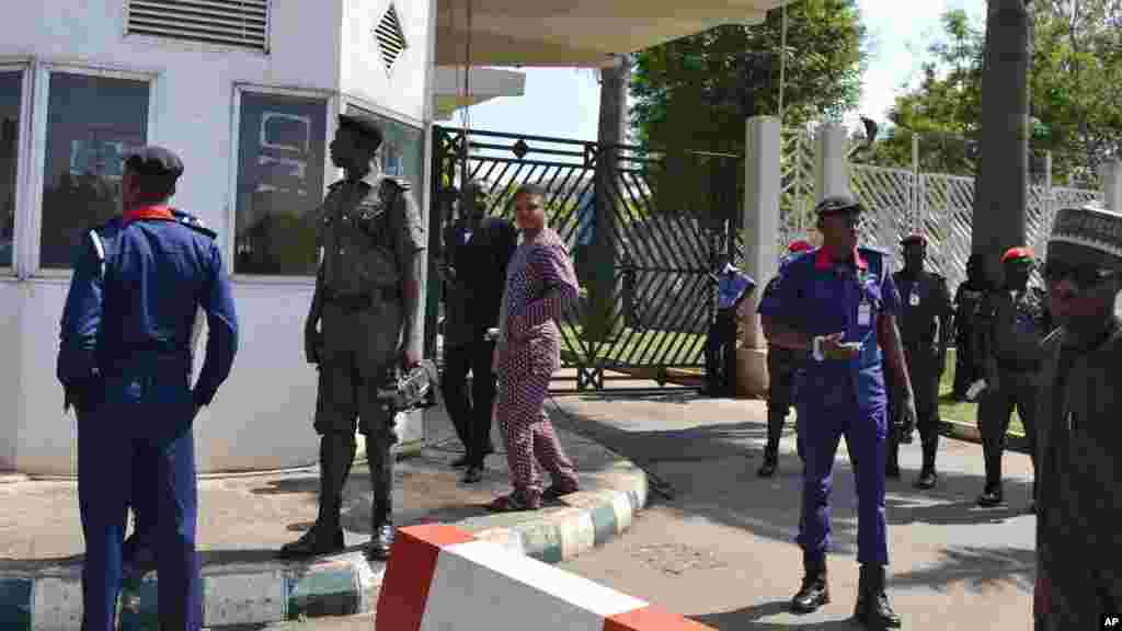 'Yan sanda a harabar Majalisar Dokokin Najeriya, Nuwamba 20, 2014.