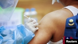 រូប​ឯកសារ៖ សមាជិក​សភា​​ពី​យោធា​មីយ៉ាន់ម៉ា​ទទួល​ការ​ចាក់​វ៉ាក់សាំង AstraZeneca នៅ​រដ្ឋធានី​ណៃពីដោ កាល​ពី​ថ្ងៃ​ទី​២០ ខែ​មករា ឆ្នាំ​២០២១។