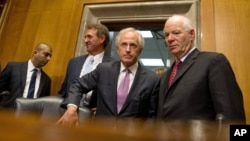 AQSh Senati Tashqi aloqalar qo'mitasi raisi, respublikachi Bob Korker va demokrat senator Ben Kardin (o'ngda) Kongressdagi yig'inda, Vashington.