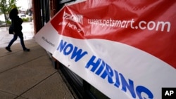 Un letrero anuncia puestos de trabajo abiertos en una tienda minorista en Grove, Illinois, el 1 de mayo de 2023.