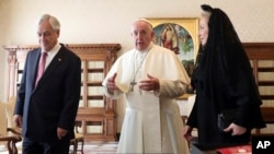 El anuncio de la expulsión de exobispos chilenos coincidió con la visita del presidente de Chile Sebastian Piñera y su esposa al Vaticano, donde sostuvieron una audiencia privada con el papa Francisco.
