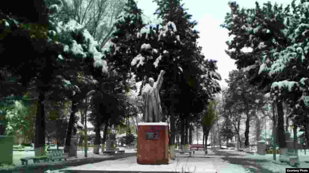 Lenin haykallari Tojikistonning ko'plab nohiyalarida hanuz topiladi.