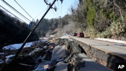 Los potentes terremotos de año nuevo en Japón ha causado colapsos de carreteras y derrumbes de infraestructuras con mayor concentración en la ciudad de Anamizu, prefectura de Ishikawa. Japón posee los sistemas constructivos antisismos más avanzado del mundo. 