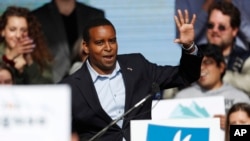 Joe Neguse សមាជិក​រដ្ឋ​សភា​អាមេរិក​ដើម​កំណើត អេរីត្រេ ដំបូង​គេ​ គឺជា​កូន​ប្រុស​របស់​គ្រួសារ​ជនភៀស​ខ្លួន។ 