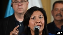 La congresista demócrata estadounidense Norma Torres habla durante una conferencia de prensa en la Base de la Fuerza Aérea en la Ciudad de Guatemala, el 8 de agosto de 2019.