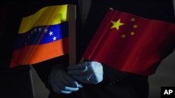 Estados Unidos acusa a China y Rusia de perpetrar corrupción, campañas de desinformación, cibercrimen y abusos contra los derechos humanos, lo cual socava los procesos democráticos en la región.