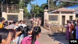 ပြစ်ဒဏ်လွတ်ငြိမ်းခွင့်နဲ့ လွတ်မြောက်လာမယ့် အကျဉ်းသူ၊ အကျဉ်းသားများအား အင်းစိန်အကျဉ်းထောင်ရှေ့မှာ စောင့်ကြိုနေကြတဲ့ မိသားစုဝင်များ