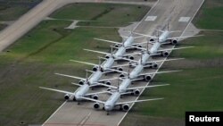 Aviones de American Airlines estacionados en una pista debido a la reducción de vuelos, para disminuir la diseminación del COVID-19, la enfermedad causada por el coronavirus. Aeropuerto Internacional de Tulsa, Oklahoma, Marzo 23, 2020.
