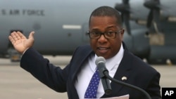 El subsecretario de Estado para Asuntos del Hemisferio Occidental, Brian Nichols, en la base aérea de Callao, Perú, en abril de 2017.