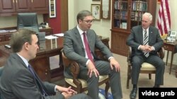 Predsednik Srbije Aleksandar u razgovoru sa senatorima Krisom Marfijem (levo) i Ronom Džonsonom