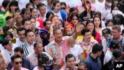 เศรษฐา ทวีสิน (กลาง) นายกรัฐมนตรีของไทย ขณะร่วมงานไพรด์ พาเหรด กรุงเทพมหานคร วันที่ 1 มิถุนายน 2567 (ที่มา: AP)