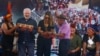 El presidente de Brasil, Luiz Inácio Lula da Silva, y su esposa Rosangela Silva, reciben regalos de líderes indígenas en el Centro Regional Lago Caracarana, en Normandía, en la reserva indígena Raposa-Serra do Sol, en el estado de Roraima, Brasil, el 13 de marzo de 2023.
