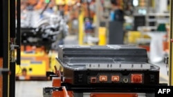 2022年9月20日，電池等待安裝在福特汽車公司位於密西根州迪爾伯恩的Rouge 電動車中心生產的F-150 Lightning貨車的車架上。