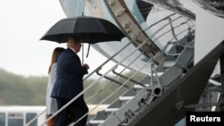Predsednik SAD Donald Tramp i prva dama Melanija odlaze sa Glasgov Prestvik aerodroma u Prestviku, Velika Britanija, 15. jula 2018.