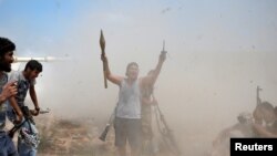 យុទ្ធជន​នៃ​កង​កម្លាំង​លីប៊ី ដែល​ជា​សម្ព័ន្ធមិត្ត​របស់​រដ្ឋាភិបាល​​គាំទ្រ​ដោយ​អង្គការ​សហប្រជាជាតិ​ លើក​ដៃ​ក្រោយ​ពេល​ក្រុម​របស់​ខ្លួន​បាន​បាញ់ចំ​​ទីដៅ​នៃ​ក្រុម​រដ្ឋ​ឥស្លាម។