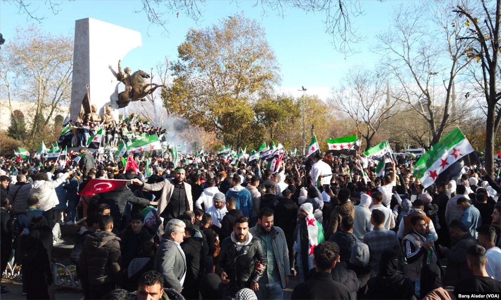 Fatih'te toplanan Suriyeliler'in çoğu savaşın biteceği konusunda iyimserliklerini dile getirdi, altyapı ve hizmetlerin iyileşmesi konusunda beklentilerini anlattı. &nbsp;