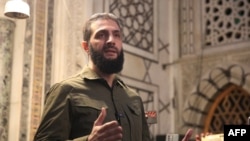 Lider islamističke grupe Hajat Tahrir al-Šam Abu Mohamed al Golani obraća se u džamiji Umjad 8. decembra 2024. (Aref TAMMAWI / AFP)