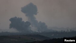 El humo se eleva sobre Gaza, visto desde la frontera de Israel con Gaza, en el sur de Israel el 28 de octubre de 2023.