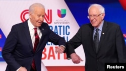 Aliyekuwa Makamu wa Rais wa Marekani Joe Biden (Kushoto) na Seneta wa jimbo la Vermont, Bernie Sanders.