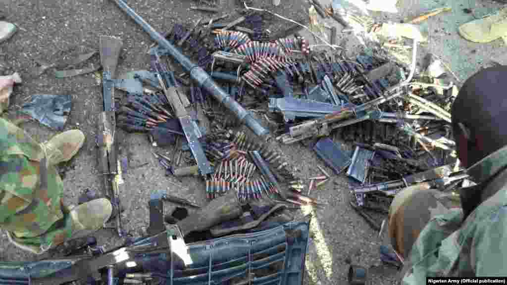 Wasu daga cikin makaman da aka kwace daga hannun 'yan Boko Haram bayan da suka yi yunkurin kai hari kan garuruwan Dikwa da Mafa ranar asabar May 23, 2015 &nbsp;