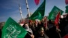 Sejumlah demonstran membawa bendera Hamas dalam aksi protes menunjukkan dukungan terhadap Palestina dan menyerukan gencatan senjata di Gaza. Aksi protes berlangsung di Istanbul, Turki, pada 14 Januari 2024. (Foto: AP/Emrah Gurel) 