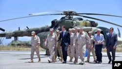 资料照片：叙利亚总统阿萨德视察叙利亚境内俄罗斯的空军基地。（2017年6月27日）