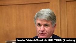 资料照片：众院外交委员会首席共和党议员麦考尔在外交委员会的听证会上（2020年9月16日）