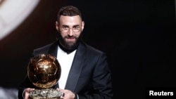 El jugador Karim Benzema, del Real Madrid, después de ganar el Balón de Oro, el 17 de octubre de 2022 .