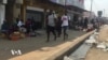 Des Angolais dans les rues de la capitale, Luanda., pendant le confinement mis en place pour lutter contre le coronavirus.