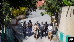 Las fuerzas de seguridad investigan los perímetros de la residencia del presidente haitiano Jovenel Moise, en Puerto Príncipe, Haití, el miércoles 7 de julio de 2021.