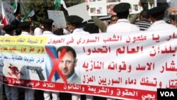 En ciudades como El Cairo, en Egipto, manifestantes de oposición al gobierno de Siria reclaman la renuncia del presidente Bashar al-Assad.