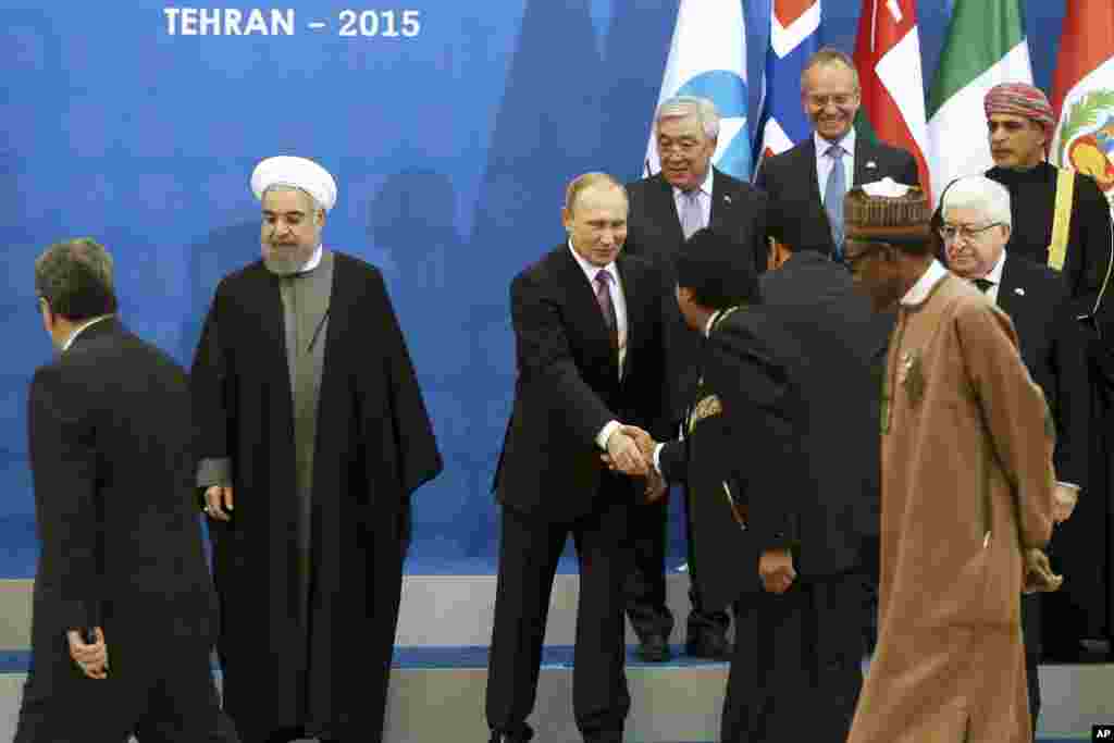 Shugabannin da suka hallara a wurin taron kolin su na gaisawa da junansu