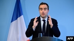 Міністр збройних сил Франції Себастьян Лекорню виступає на спільній пресконференції з міністром оборони Німеччини у Федеральному міністерстві оборони в Берліні 22 березня 2024 р. (Фото Тобіаса ШВАРЦА / AFP)