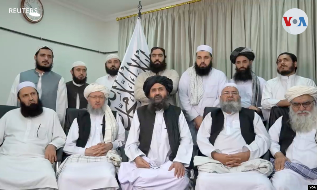 Mullah Baradar Akhund, un alto funcionario de los talibanes, sentado con un grupo de hombres, hace una declaración en video.