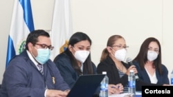 Miembros de Fiscalía General de El Salvador en conferencia de prensa para denunciar el entorpecimiento de su investigación. Foto: cortesía Fiscalía General de El Salvador.