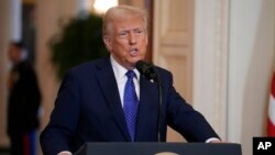 Тој рече дека ќе му наложи на Пентагон и на Одделот за домашна безбедност да подготват затвор за илегални имигранти. 