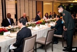 資料照片：美國國防部長奧斯汀與時任中國國防部長魏鳳和在新加坡參加香格里拉對話期間舉行會談。 (2022年6月11日)