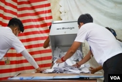 នៅ​មណ្ឌល​បោះឆ្នោត​មួយ​ក្នុង​សង្កាត់​បឹងព្រលិត​ ខណ្ឌ៧មករា​ មន្រ្តីរៀបចំការបោះឆ្នោត​ចាក់​សន្លឹកឆ្នោត​ចេញពីហិបឆ្នោត​ រាជធានីភ្នំពេញ ​ថ្ងៃទី០៥ ខែមិថុនា ឆ្នាំ២០២២។ (ខាន់ សុគុំមនោ/វីអូអេ)