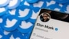 Foto ilustrasi yang menunjukkan akun Twitter milik Elon Musk pada sebuah telepon genggam yang diletakkan di depan kumpulan logo Twitter yang telah dicetak. Foto diambil pada 28 April 2022. (Foto: Reuters/Dado Ruvic)