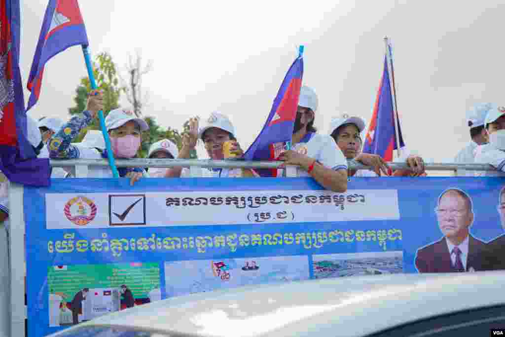 សកម្ម​ជន​ និងក្រុម​អ្នក​គាំទ្រ​គណបក្ស​ប្រជាជនកម្ពុជា​ ចូលរួម​ក្បួន​ឃោសនា​គណបក្ស​ខ្លួន នៅ​រាជធានី​​ភ្នំពេញ ថ្ងៃទី​០៣ ខែមិថុនា ឆ្នាំ២០២២។ (ខាន់​ សុគុំមនោ/វីអូអេ)